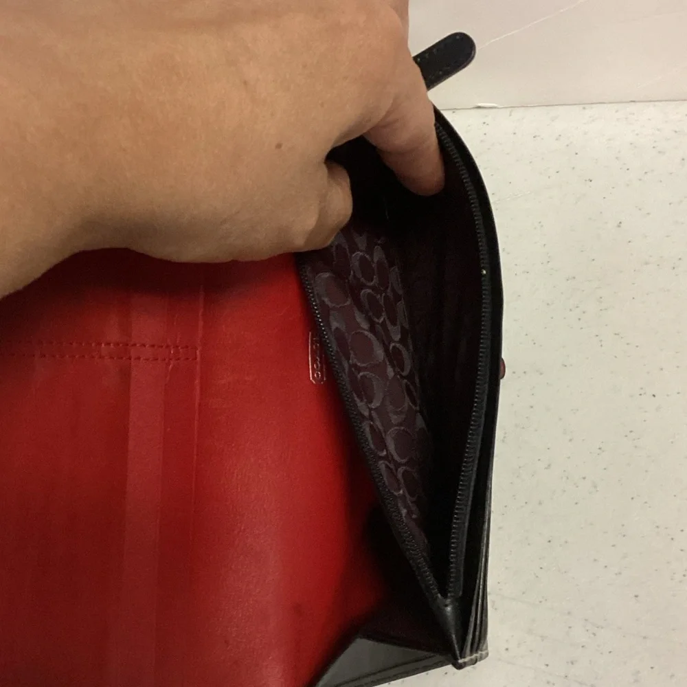 Coach Vintage Black Leather Wallet with Silver Clasp - Picture 13 of 16